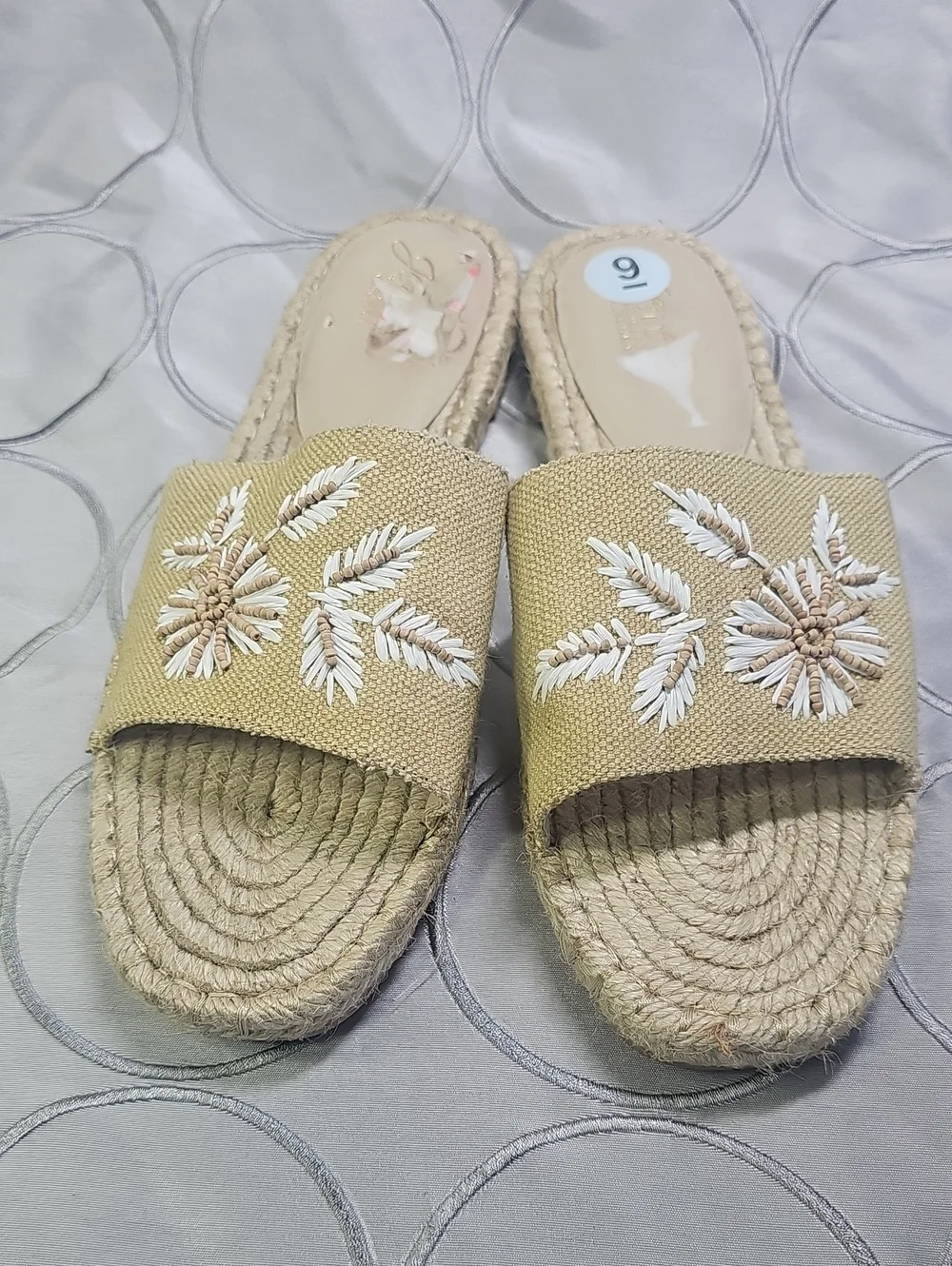 Jewel Badgley Mischka Beige Embroidered Flower Espadrille Slide Mules Kyrene G7